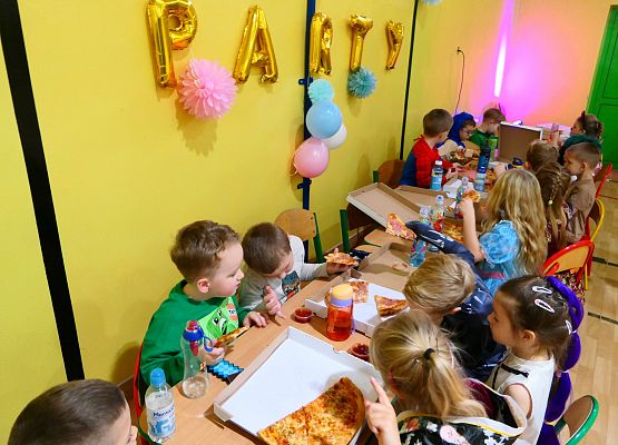 Dzień postaci z bajek - szkoła w Garczegorzu.