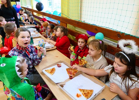 Dzień postaci z bajek - szkoła w Garczegorzu.