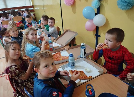 Grafika 12: Dzień Postaci z Bajek