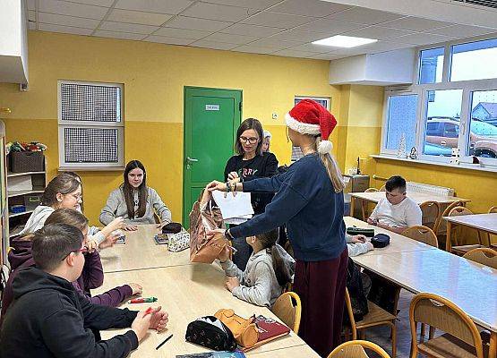 Grafika 21: Mikołajki w szkole