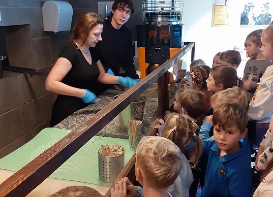 Grafika 2: WYCIECZKA