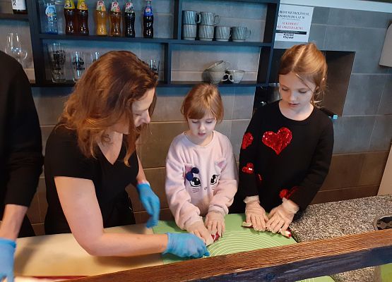 Grafika 5: WYCIECZKA