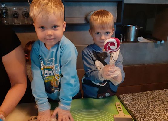 Grafika 9: WYCIECZKA