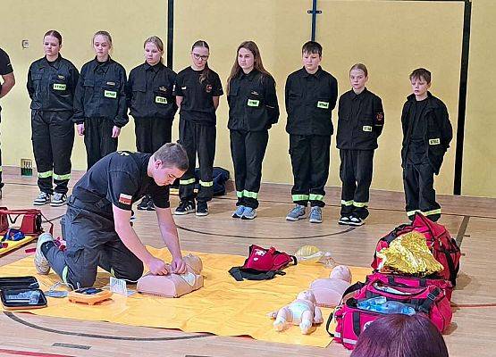 Grafika 1: Zajęcia z pierwszej pomocy w naszej szkole – praktyka, wiedza i ogromne zaangażowanie uczniów