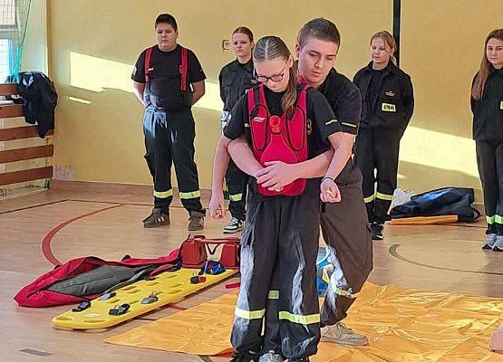 Grafika 2: Zajęcia z pierwszej pomocy w naszej szkole – praktyka, wiedza i ogromne zaangażowanie uczniów