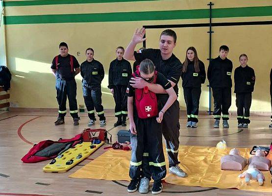 Grafika 3: Zajęcia z pierwszej pomocy w naszej szkole – praktyka, wiedza i ogromne zaangażowanie uczniów