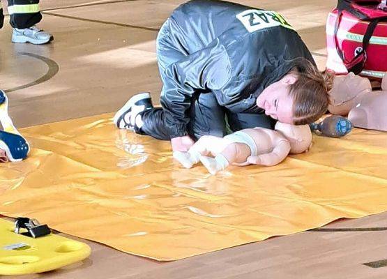 Grafika 6: Zajęcia z pierwszej pomocy w naszej szkole – praktyka, wiedza i ogromne zaangażowanie uczniów