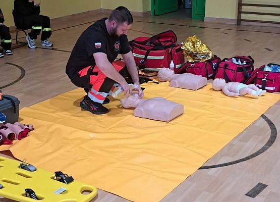 Grafika 35: Zajęcia z pierwszej pomocy w naszej szkole – praktyka, wiedza i ogromne zaangażowanie uczniów