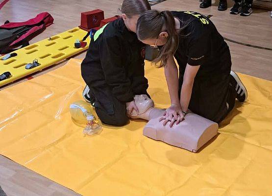 Grafika 34: Zajęcia z pierwszej pomocy w naszej szkole – praktyka, wiedza i ogromne zaangażowanie uczniów