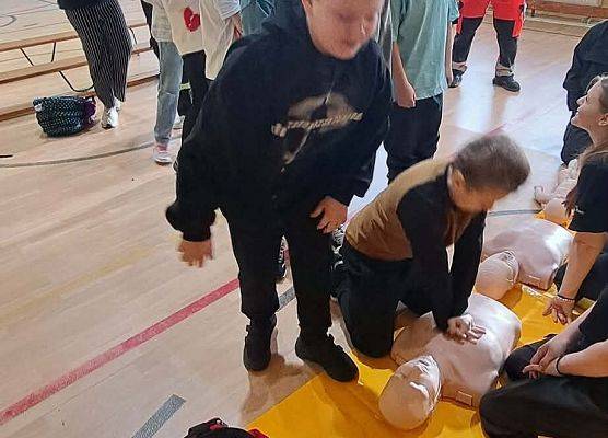 Grafika 10: Zajęcia z pierwszej pomocy w naszej szkole – praktyka, wiedza i ogromne zaangażowanie uczniów