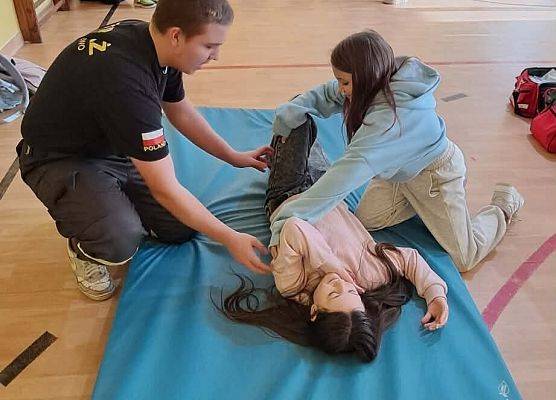 Grafika 11: Zajęcia z pierwszej pomocy w naszej szkole – praktyka, wiedza i ogromne zaangażowanie uczniów