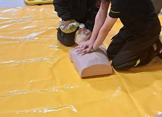 Grafika 12: Zajęcia z pierwszej pomocy w naszej szkole – praktyka, wiedza i ogromne zaangażowanie uczniów