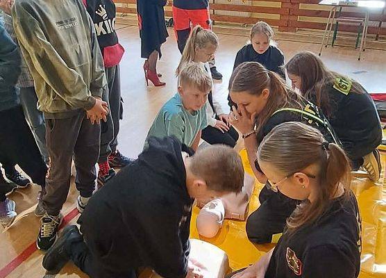Grafika 13: Zajęcia z pierwszej pomocy w naszej szkole – praktyka, wiedza i ogromne zaangażowanie uczniów