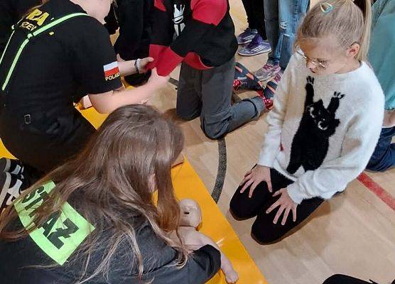 Grafika 14: Zajęcia z pierwszej pomocy w naszej szkole – praktyka, wiedza i ogromne zaangażowanie uczniów