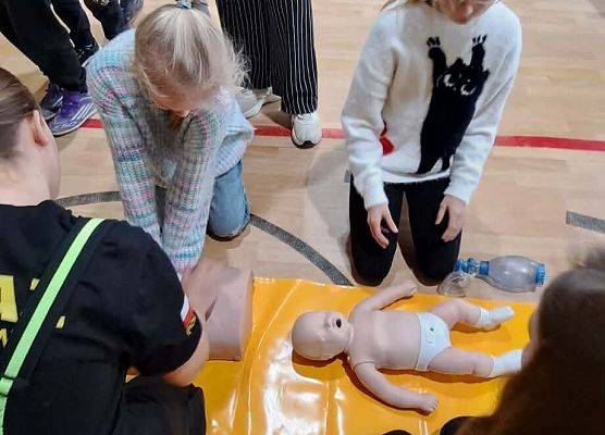 Grafika 15: Zajęcia z pierwszej pomocy w naszej szkole – praktyka, wiedza i ogromne zaangażowanie uczniów