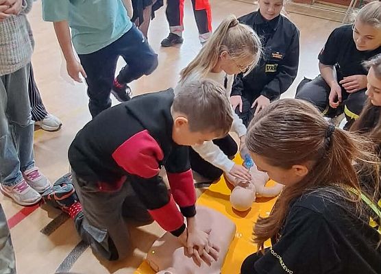 Grafika 16: Zajęcia z pierwszej pomocy w naszej szkole – praktyka, wiedza i ogromne zaangażowanie uczniów