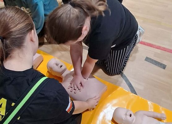 Grafika 18: Zajęcia z pierwszej pomocy w naszej szkole – praktyka, wiedza i ogromne zaangażowanie uczniów