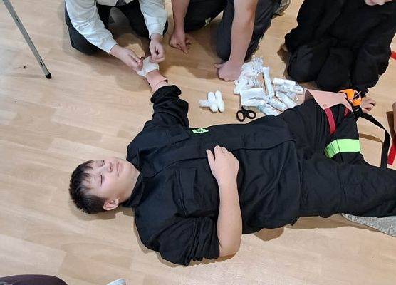 Grafika 23: Zajęcia z pierwszej pomocy w naszej szkole – praktyka, wiedza i ogromne zaangażowanie uczniów