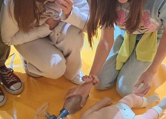 Grafika 24: Zajęcia z pierwszej pomocy w naszej szkole – praktyka, wiedza i ogromne zaangażowanie uczniów