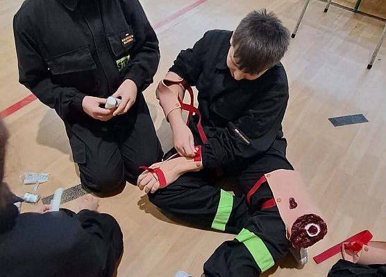 Grafika 25: Zajęcia z pierwszej pomocy w naszej szkole – praktyka, wiedza i ogromne zaangażowanie uczniów