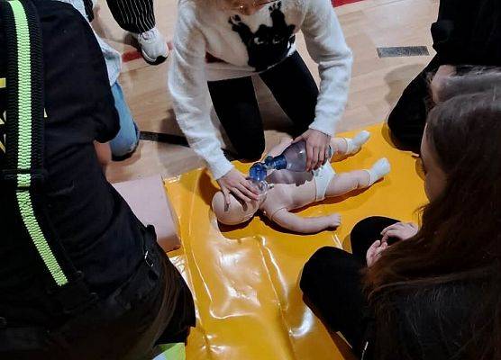 Grafika 26: Zajęcia z pierwszej pomocy w naszej szkole – praktyka, wiedza i ogromne zaangażowanie uczniów