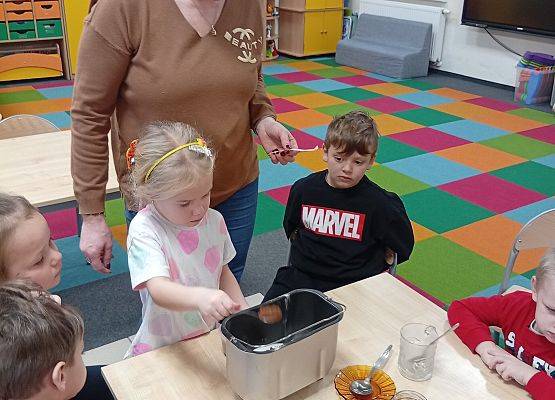 Grafika 34: ROBIMY ŚWIĄTECZNE PIERNIKI