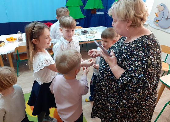 Grafika 8: DZIELIMY SIĘ OPŁATKIEM