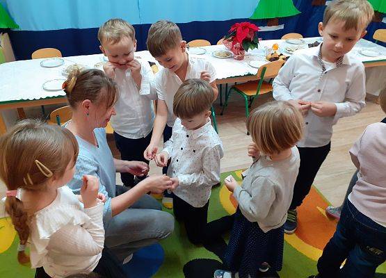 Grafika 9: DZIELIMY SIĘ OPŁATKIEM