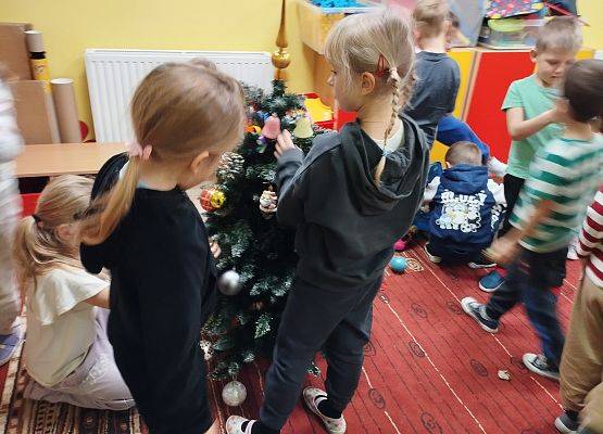 Grafika 1: Ubieramy choinkę