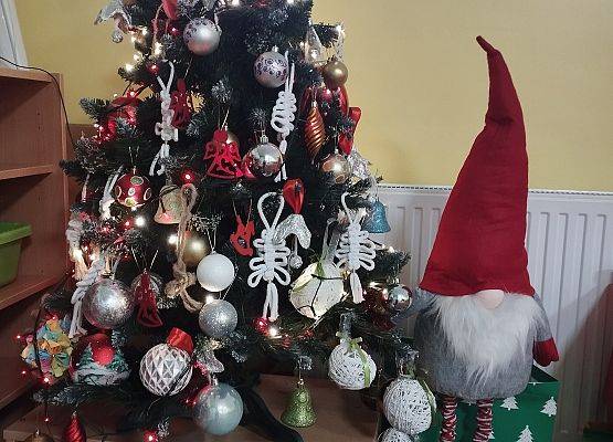 Grafika 1: Świąteczne dekoracje