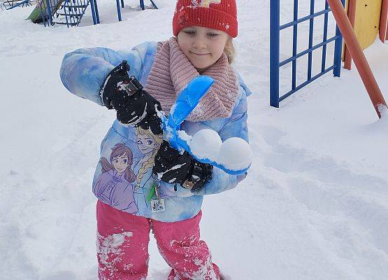 Grafika 2: Zimowe zabawy na śniegu