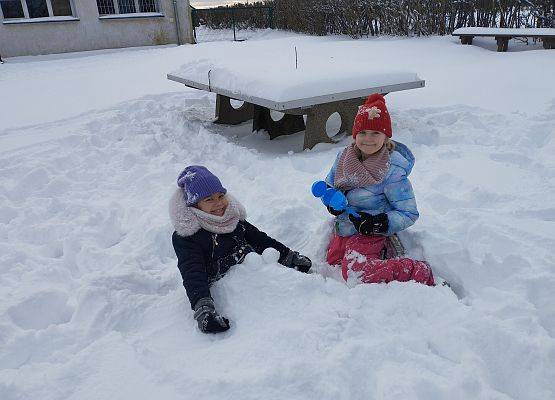 Grafika 5: Zimowe zabawy na śniegu