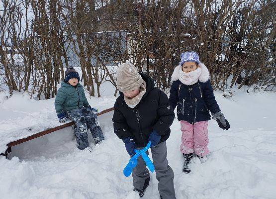 Grafika 8: Zimowe zabawy na śniegu