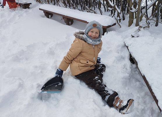 Grafika 9: Zimowe zabawy na śniegu
