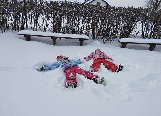 Grafika 11: Zimowe zabawy na śniegu
