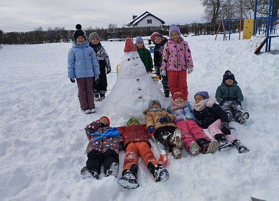 Grafika 12: Zimowe zabawy na śniegu