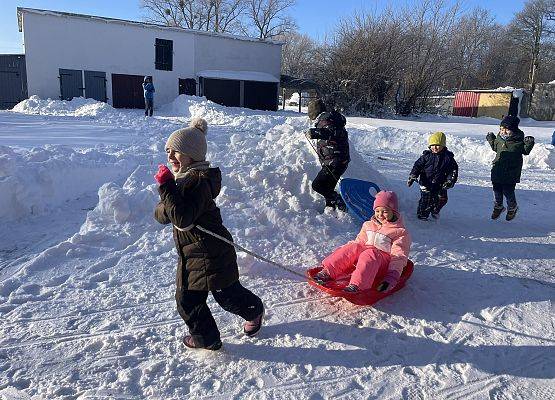 Grafika 2: ZABAWY NA ŚNIEGU