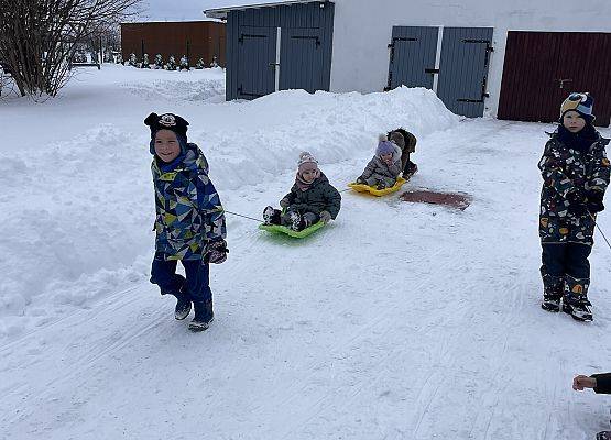 Grafika 9: ZABAWY NA ŚNIEGU