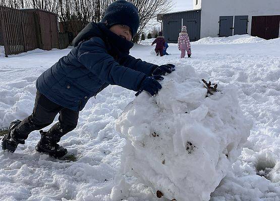 Grafika 18: ZABAWY NA ŚNIEGU