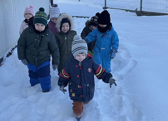 Grafika 1: JAK ZIMA - TO ZABAWY NA ŚNIEGU