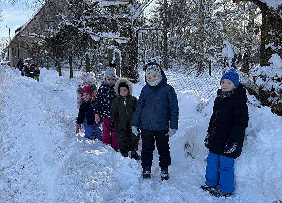 Grafika 2: JAK ZIMA - TO ZABAWY NA ŚNIEGU