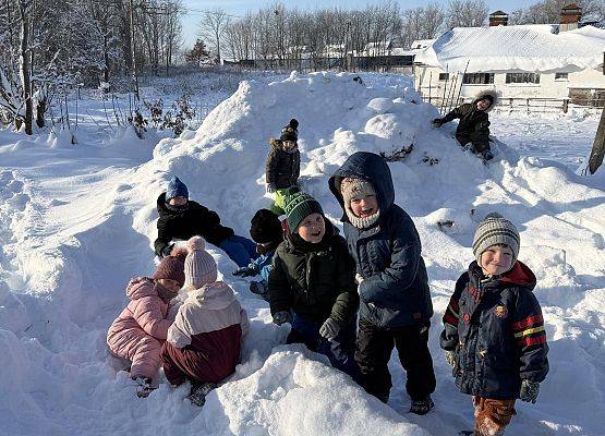 Grafika 9: JAK ZIMA - TO ZABAWY NA ŚNIEGU