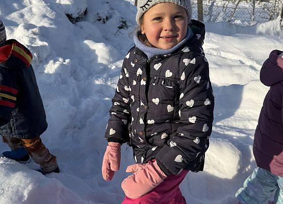 Grafika 10: JAK ZIMA - TO ZABAWY NA ŚNIEGU