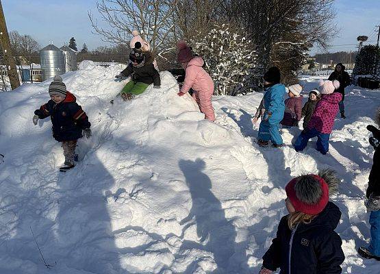 Grafika 12: JAK ZIMA - TO ZABAWY NA ŚNIEGU