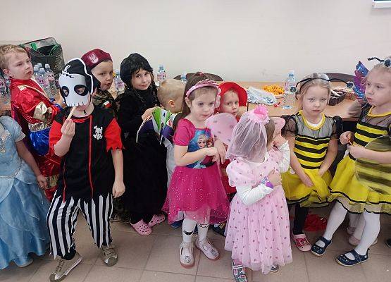 Grafika 64: Bal karnawałowy w Janowicach