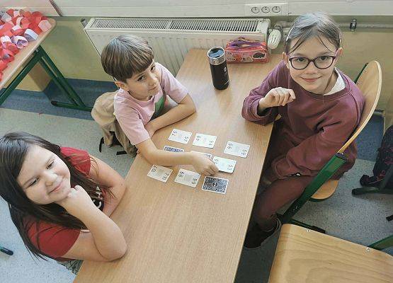 Grafika 2: Nauka przez zabawę – karty Grabowskiego w naszej szkole.