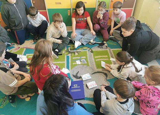 Grafika 8: Nauka przez zabawę – karty Grabowskiego w naszej szkole.