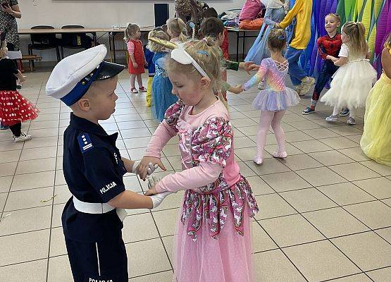 Grafika 26: NIECH ŻYJE BAL!