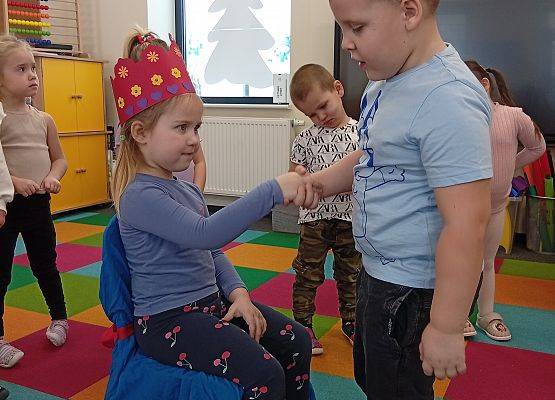 Grafika 16: URODZINKI ZOSI I HANI