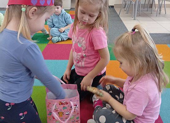 Grafika 19: URODZINKI ZOSI I HANI